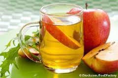 glass of apple cider vinegar with apple